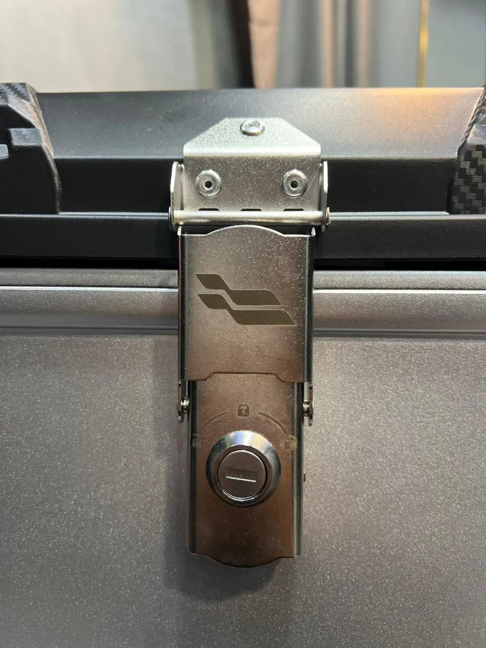 Maletero XTRONG 45 Litros Gris Doble Chapa