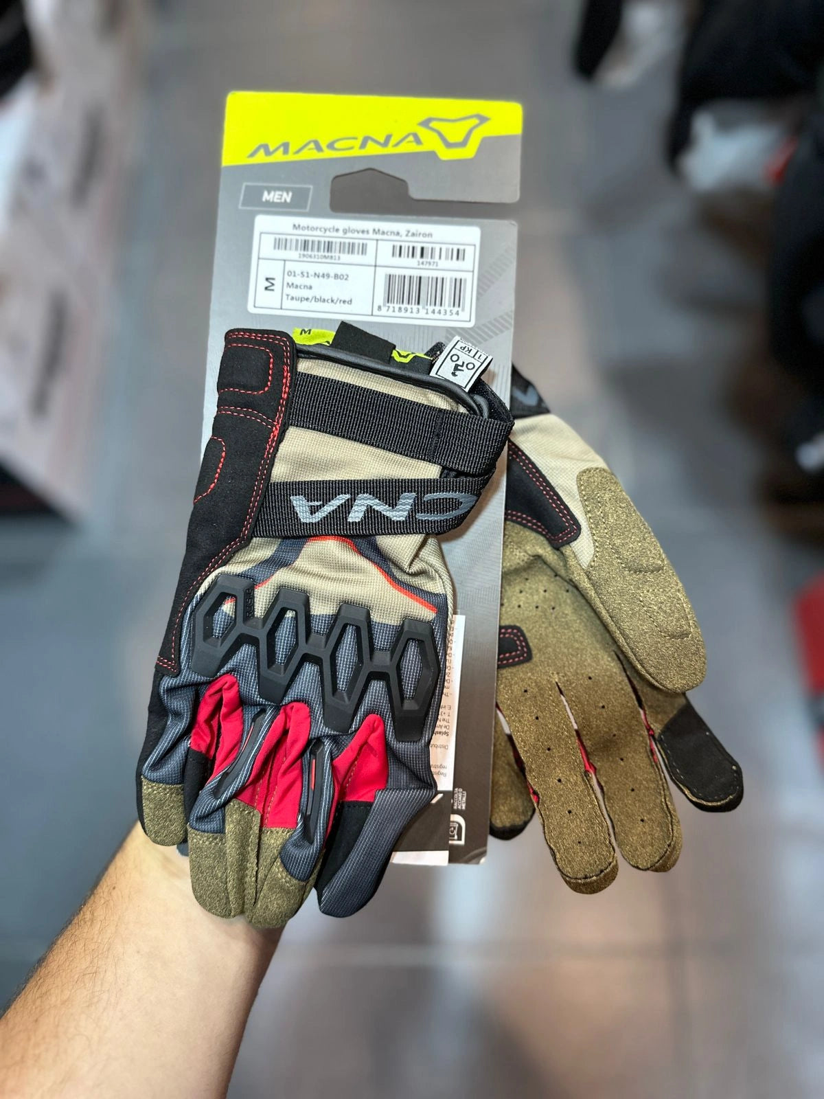 Guantes MACNA Zairon Taupe Negro Rojo