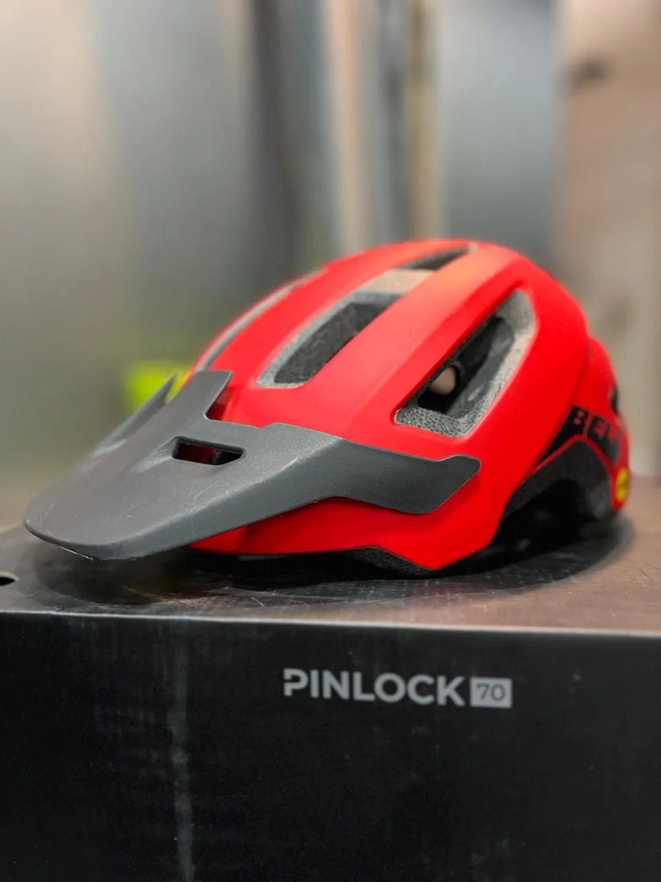 Bell NOMAD MIPS - Mate Rojo Negro