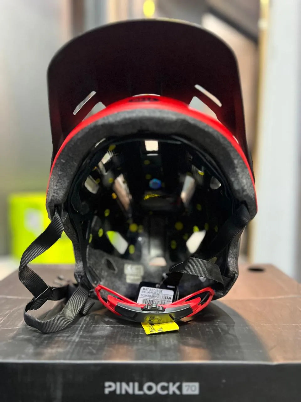 Bell NOMAD MIPS - Mate Rojo Negro
